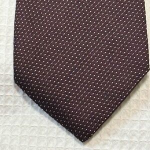 Hugo Boss Men's Necktie in Dark Burgundy Dot Pattern silk made in Italy